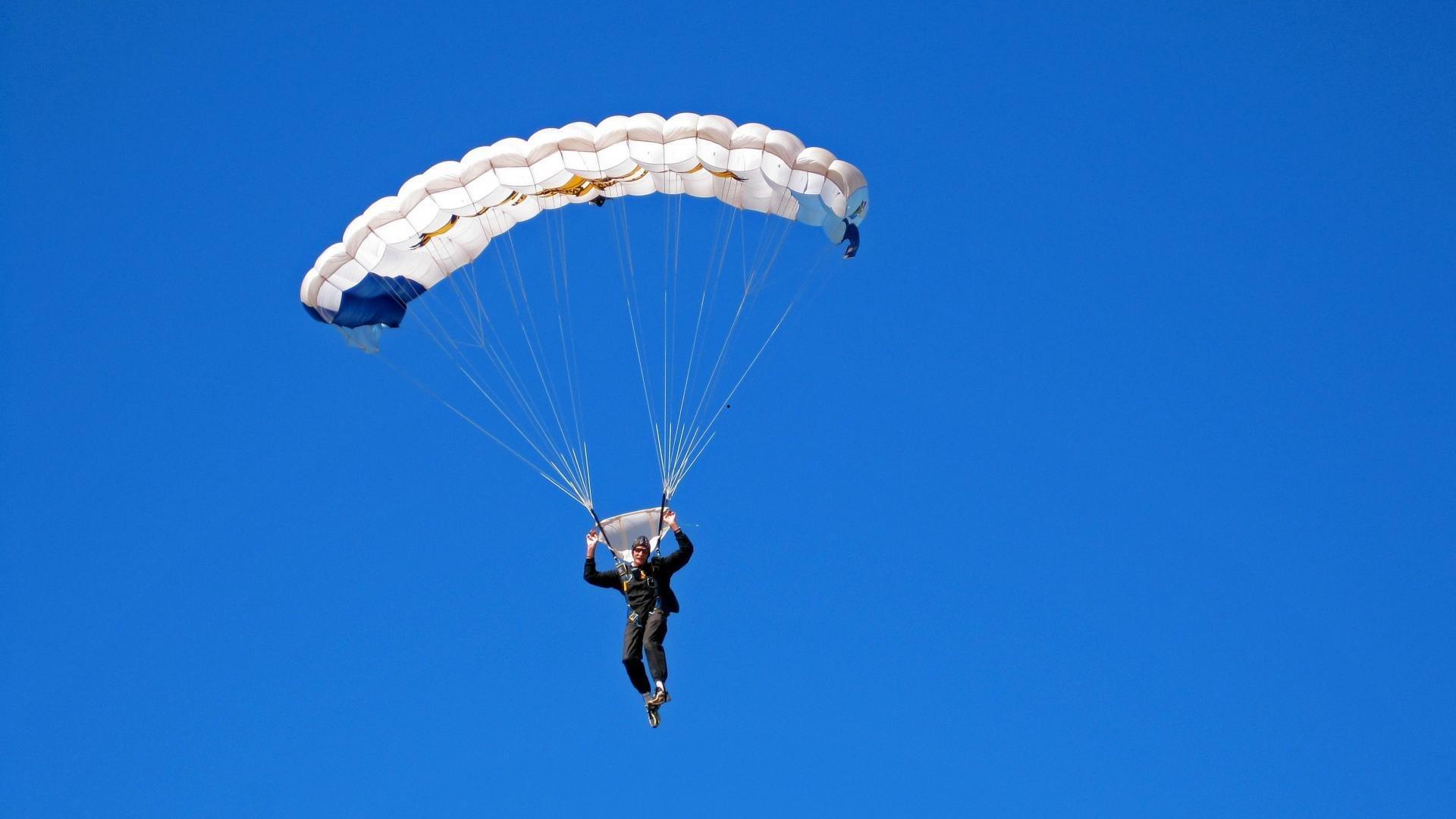 银发枪神降临电竞馆，海外七旬姐妹花CS:GO实战锤炼数字技能引热潮